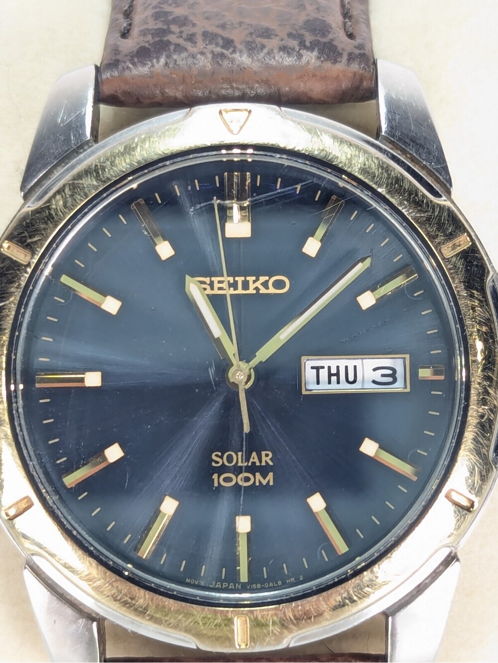 Seiko Solar 100M Men’s Wrist Watch 38MM Day/Date Blue Dial V158-0AD0 Glows Works - Picture 3 of 13